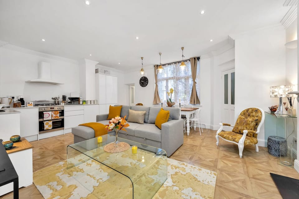 House | 3 bedrooms, desk