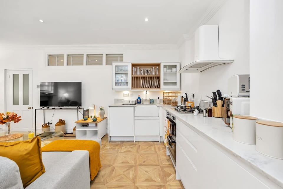 House | 3 bedrooms, desk