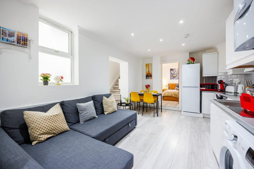 House | 3 bedrooms, desk