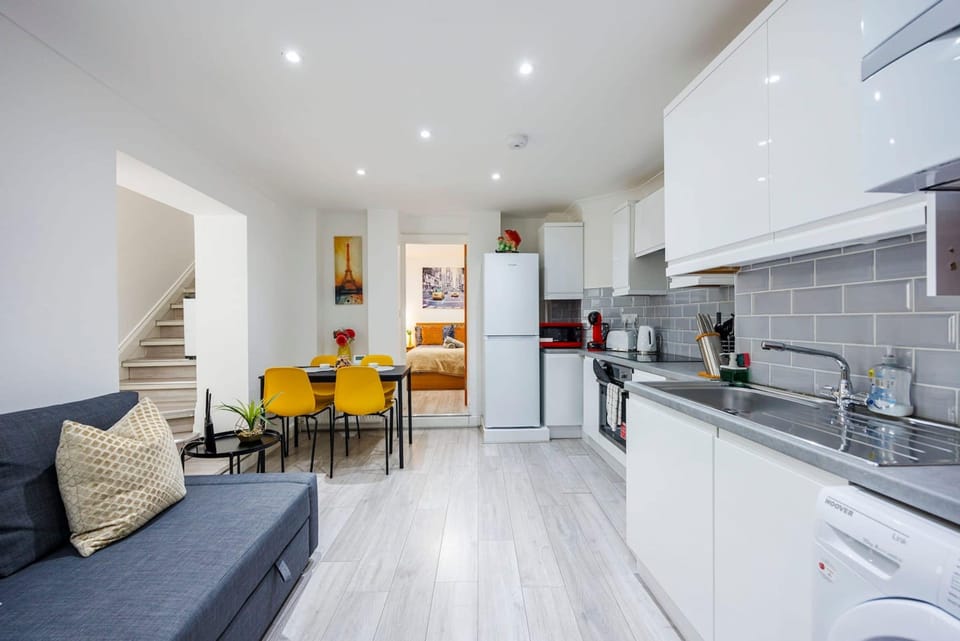 House | 3 bedrooms, desk