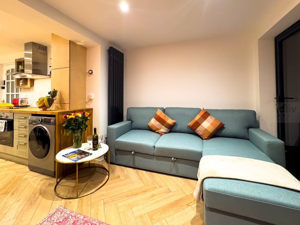 House | 3 bedrooms, desk
