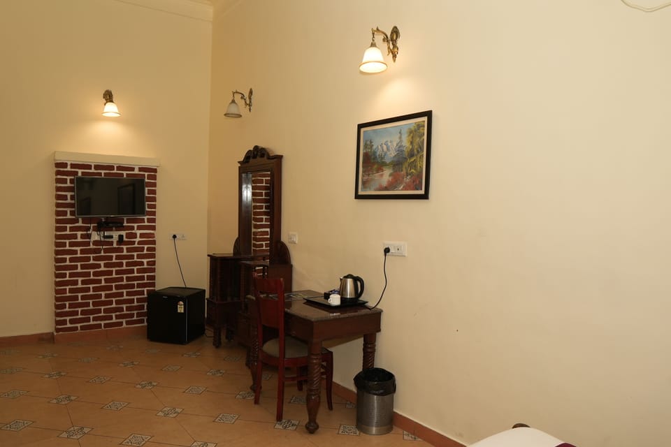 Junior King | Desk, laptop workspace, rollaway beds, free WiFi