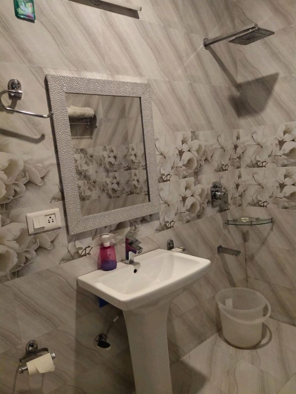 Queen Suite | Bathroom | Shower, free toiletries, slippers, towels