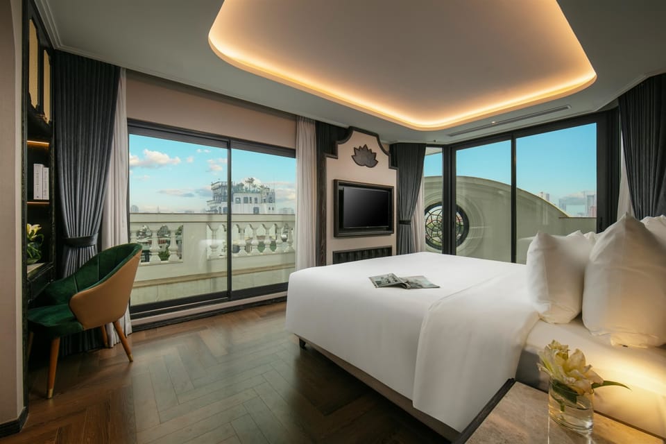 Signature Corner Studio | Hypo-allergenic bedding, minibar, in-room safe, laptop workspace