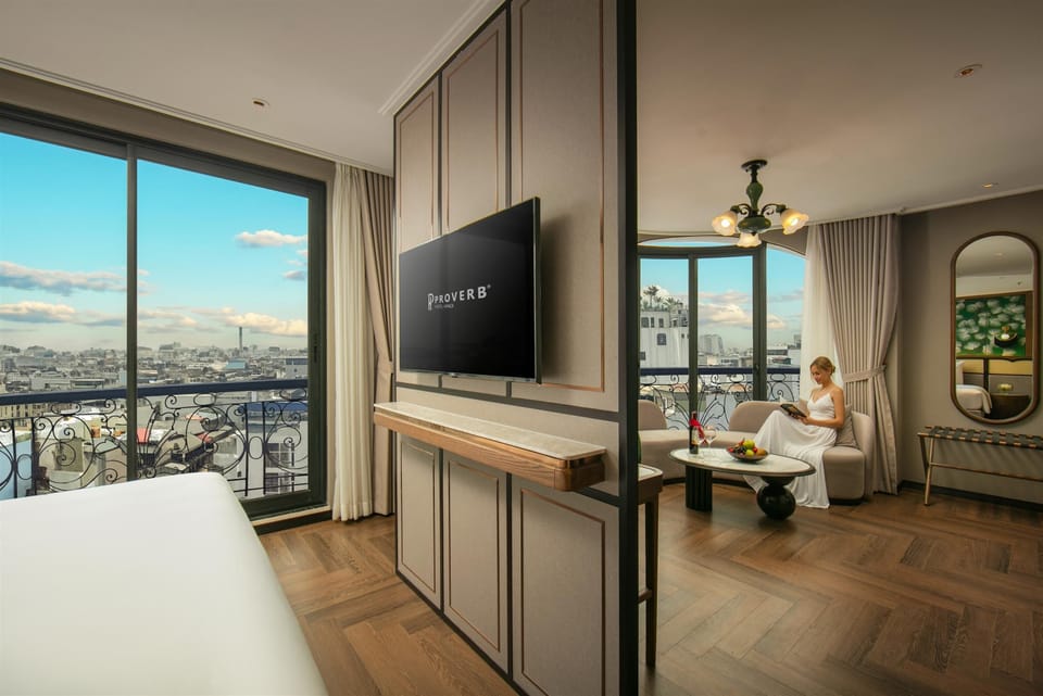 Deluxe Corner Suite | Hypo-allergenic bedding, minibar, in-room safe, laptop workspace