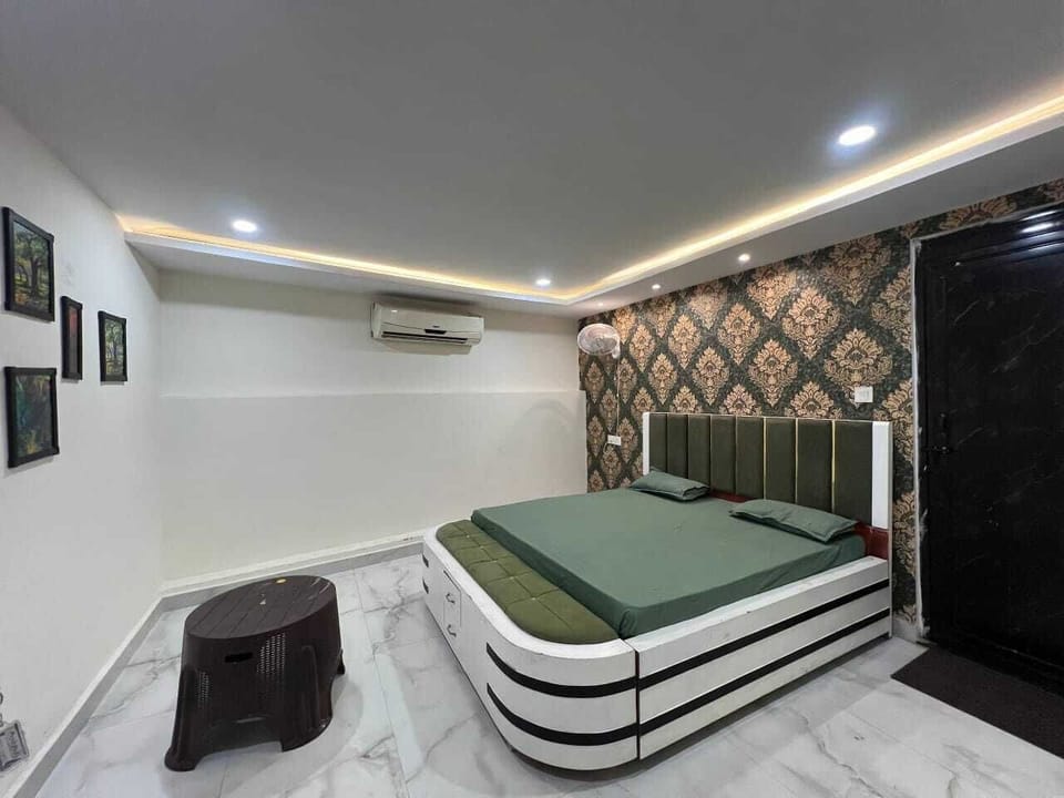 Deluxe Room, Resort View | Desk, laptop workspace, WiFi (free), bed sheets