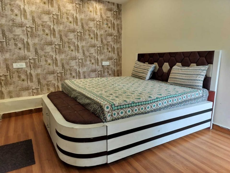 Standard Room | Desk, laptop workspace, WiFi (free), bed sheets