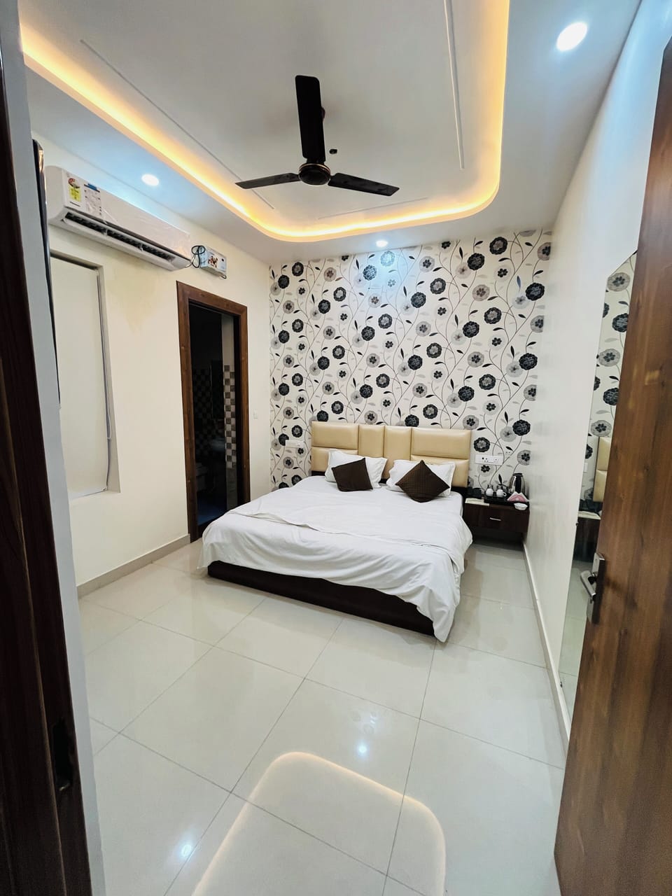 Deluxe Room | Desk, free WiFi