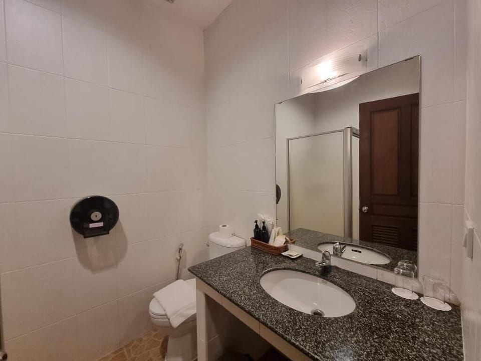 Family Room | Bathroom | Shower, free toiletries, hair dryer, towels