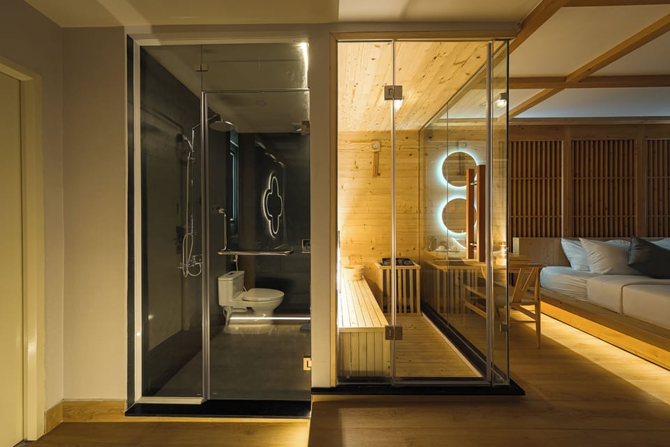 Signature Room | Bathroom | Free toiletries, hair dryer, towels, soap