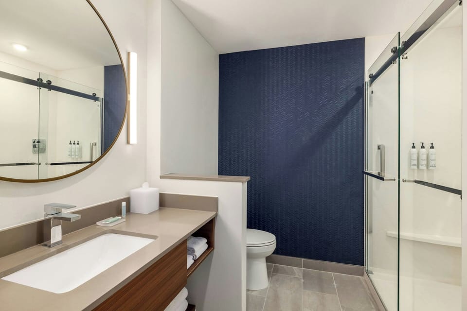 Standard Room, 1 King Bed | Bathroom