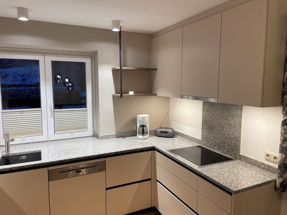 Sonnberg mit 2 Schlafzimmern, Gartenblick und 2 Balkonen | Private kitchen | Full-size fridge, oven, stovetop, dishwasher