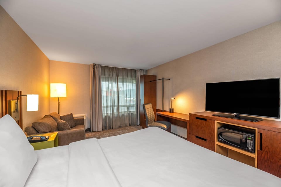 Upgrade Room, 1 King Bed, Non Smoking | Premium bedding, pillowtop beds, desk, laptop workspace