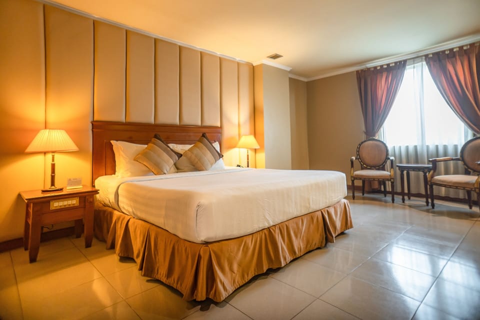 Executive Double Room | Desk, blackout drapes, soundproofing, iron/ironing board