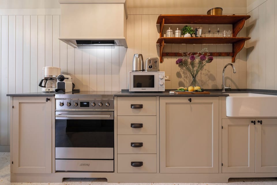 Luxury Apartment, Canal View | Private kitchen