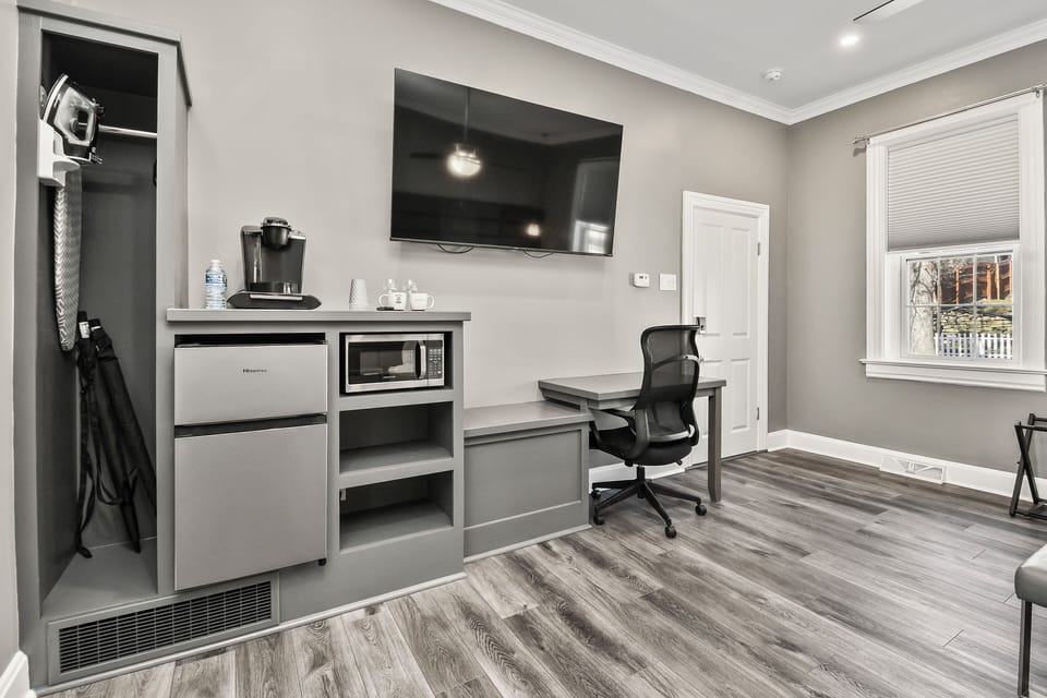 Whirlpool Suite, 1 King bed | Living area | 37-inch flat-screen TV with cable channels, TV