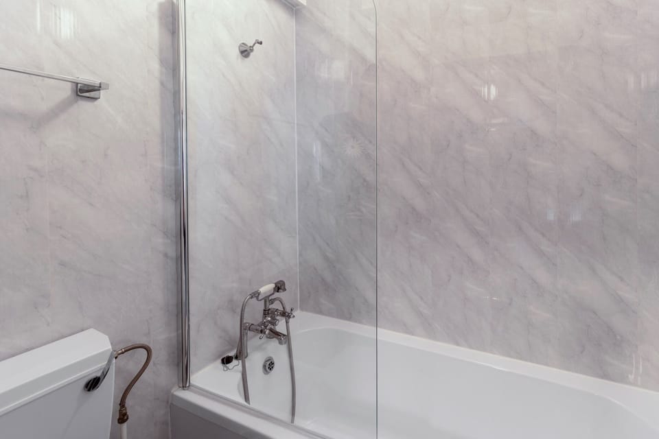 Combined shower/tub, free toiletries, towels