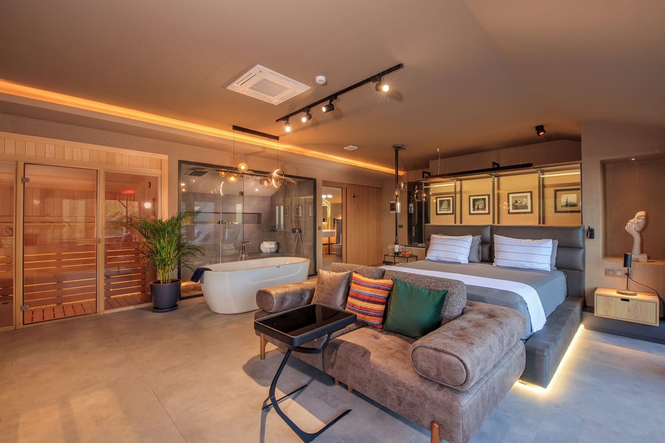 Executive Studio Suite, Sea View | Minibar, in-room safe, individually decorated, individually furnished