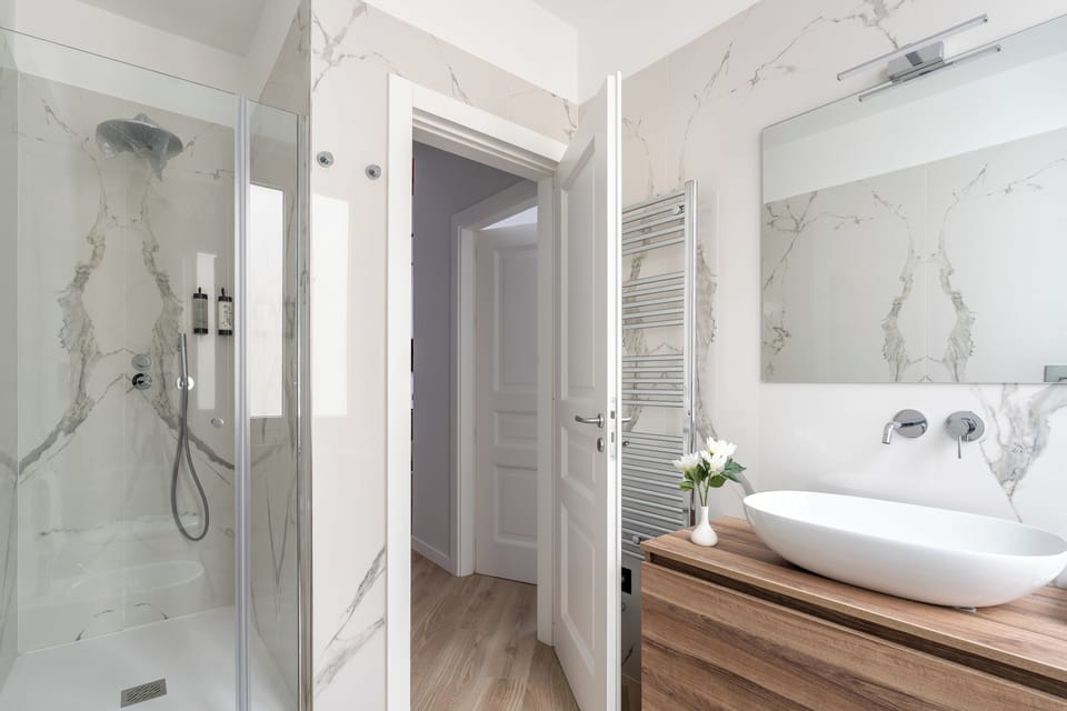 Deluxe Quadruple Room | Bathroom | Shower, hair dryer, bidet, towels