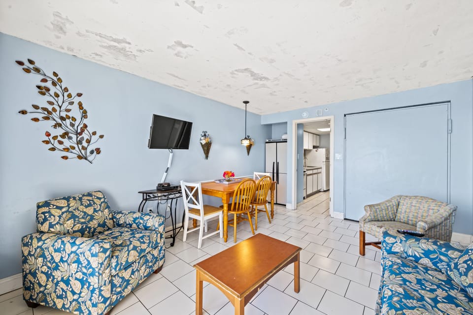 Condo, 1 Bedroom, Balcony, Oceanfront (838) | In-room dining