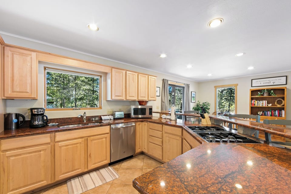 House (4 Bedrooms) | Exterior