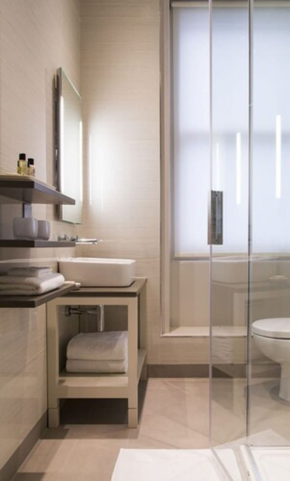 Deluxe Double Room (St Botolph’s) | Bathroom | Free toiletries, towels