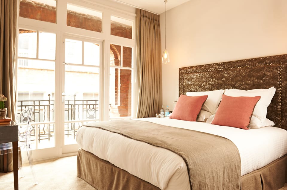 Suite | Premium bedding, desk, iron/ironing board, WiFi (free)