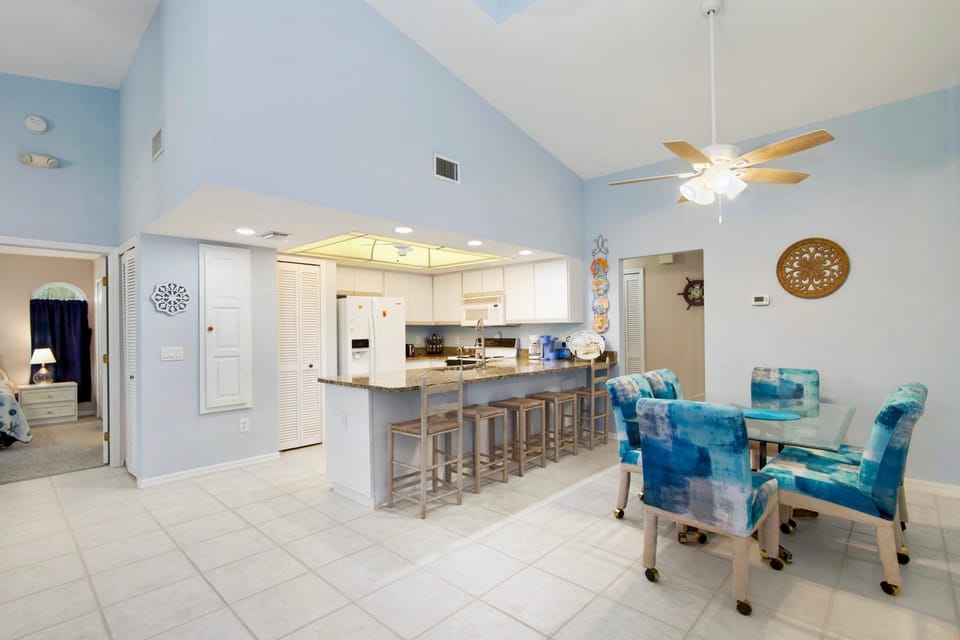 House, Multiple Beds (Beach Villa) | Dining