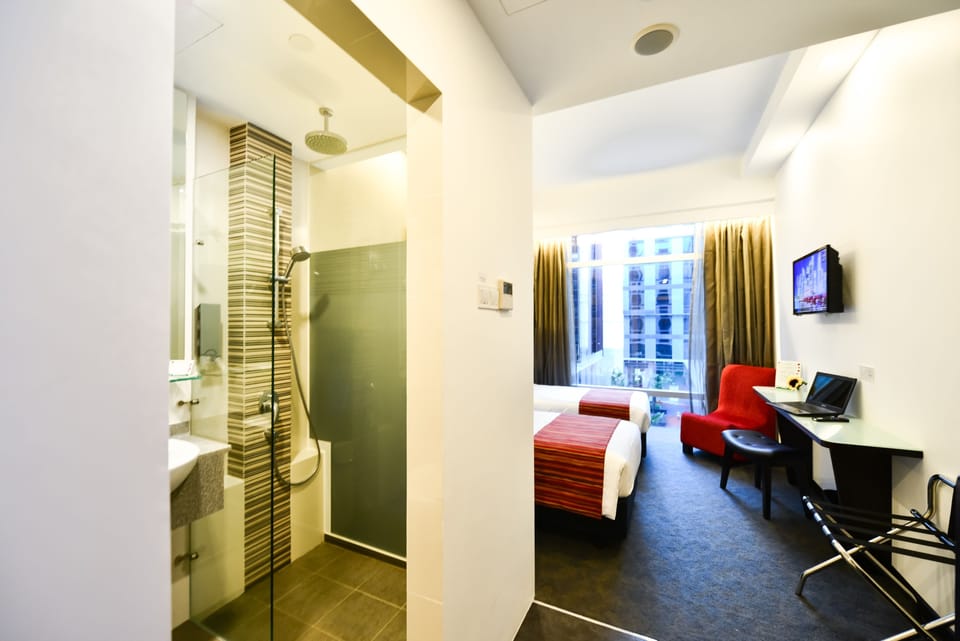 Deluxe Twin Room | In-room safe, desk, soundproofing, WiFi (free)