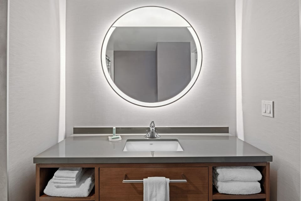 Hydromassage showerhead, towels