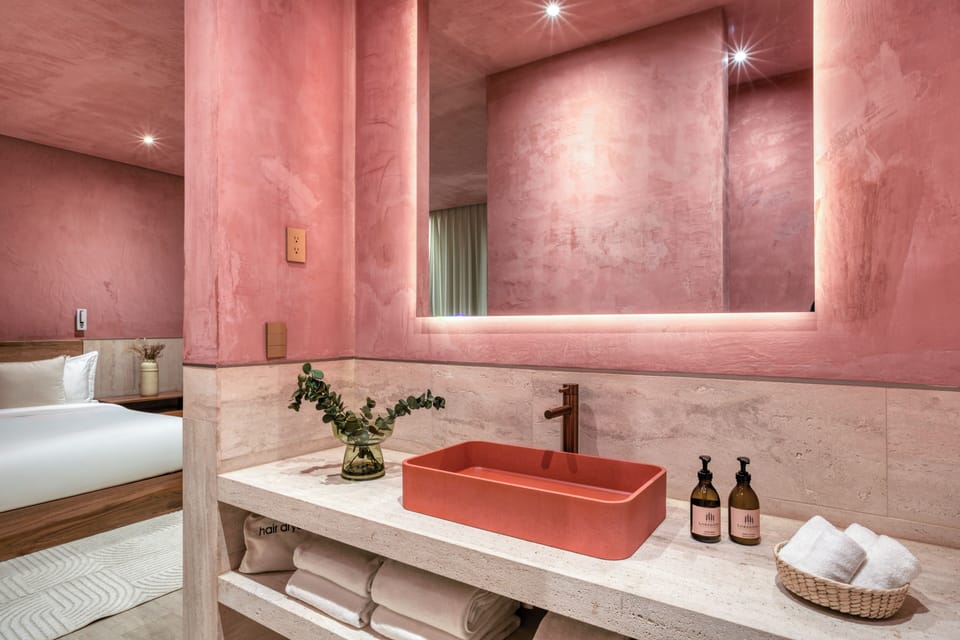Premium Suite | Bathroom | Shower, rainfall showerhead, free toiletries, hair dryer