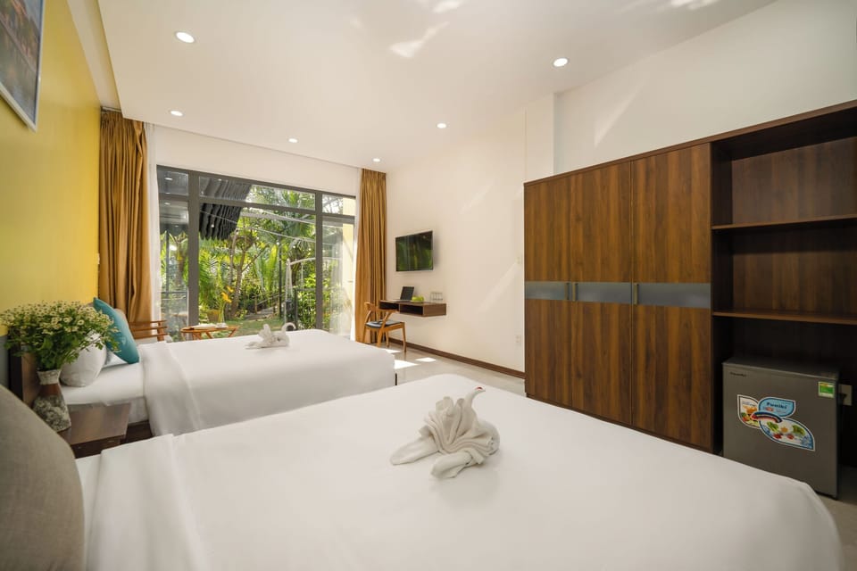 Family Room, Garden View | Desk, free WiFi