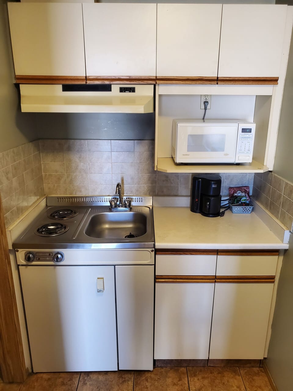 Double Room, 2 Queen Beds, Kitchenette, Non Smoking | Private kitchen | Fridge, microwave, coffee/tea maker