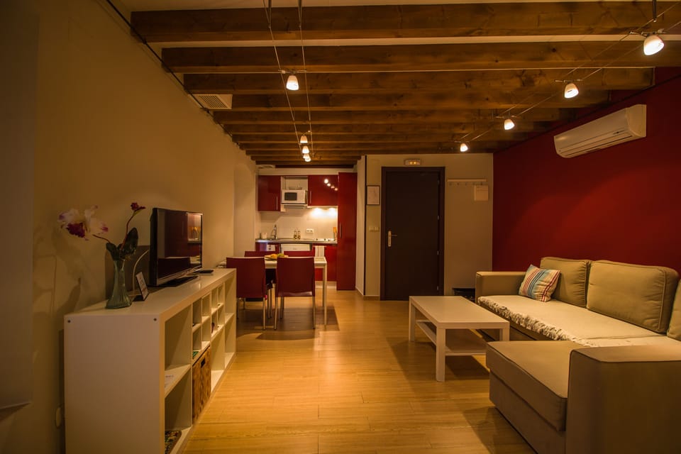 Studio | Premium bedding, desk, free WiFi, bed sheets