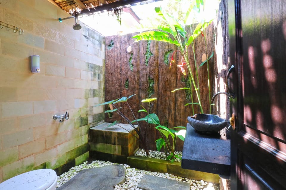 Saung | Bathroom