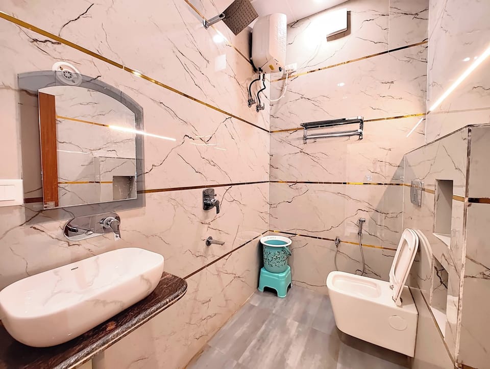 Shower, rainfall showerhead, free toiletries, slippers