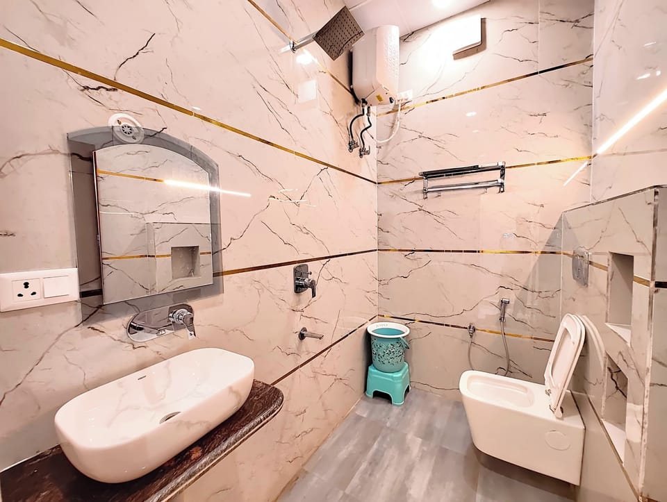 Shower, rainfall showerhead, free toiletries, slippers