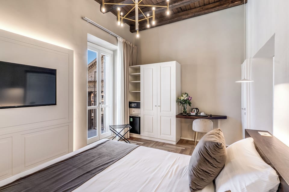 Double room with balcony and Pantheon view on the third floor | Minibar, in-room safe, desk, laptop workspace