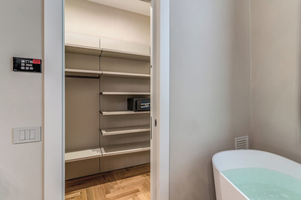 Triple room with bathtub on the third floor | Wardrobe