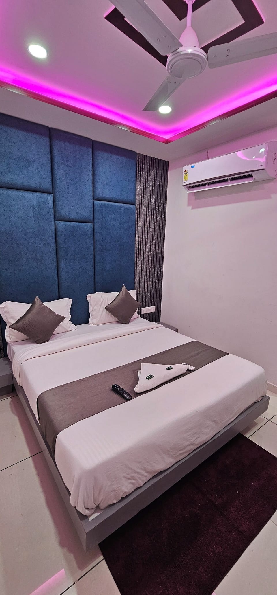 Deluxe Room, City View | Laptop workspace