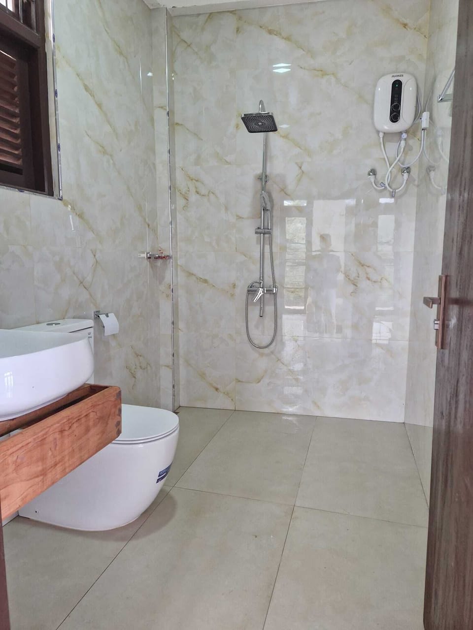 Towels, soap, shampoo, toilet paper