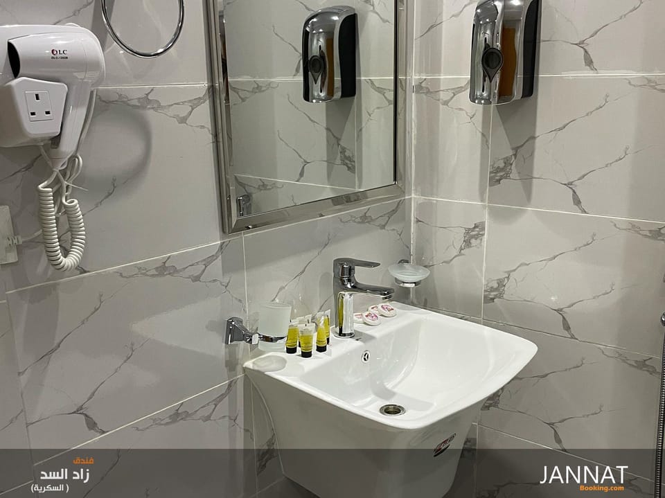 Combined shower/tub, towels, soap, shampoo
