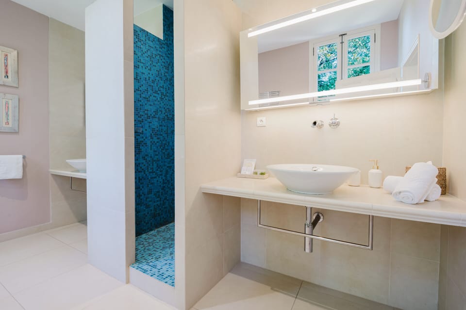 Premium Double Room, Ensuite, Garden View (	Rose) | Bathroom | Hair dryer, bathrobes, slippers, towels