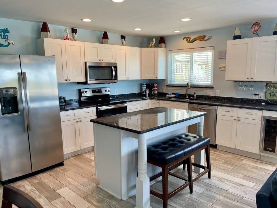 Condo, 3 Bedrooms | Private kitchen
