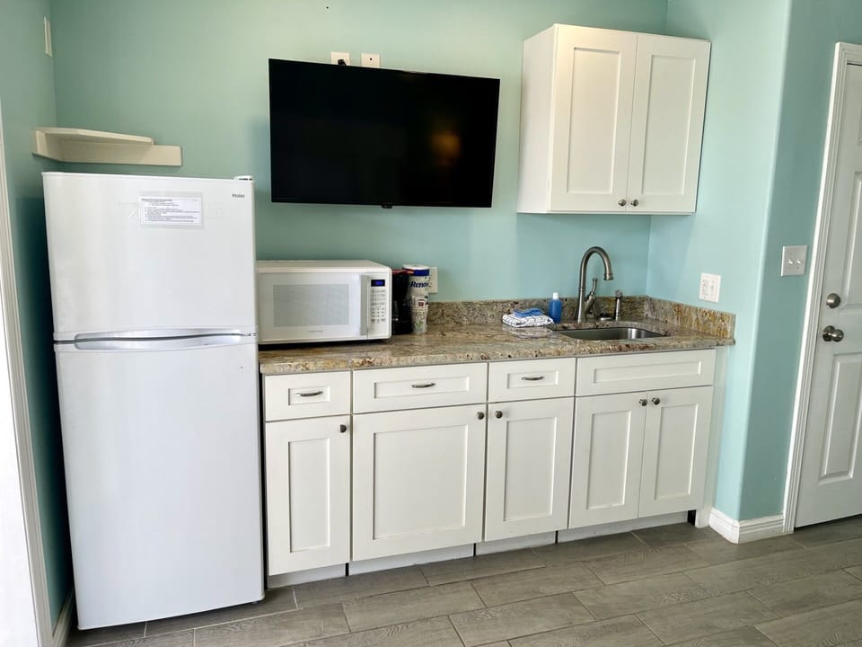 Condo, 3 Bedrooms | Private kitchen