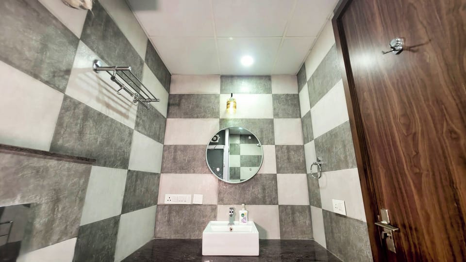 Superior Double Room | Bathroom | Shower, towels, soap, shampoo