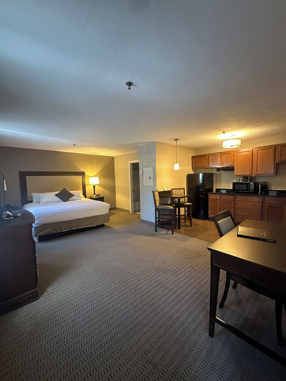 Standard Studio, 1 King Bed | Iron/ironing board, WiFi (free), bed sheets