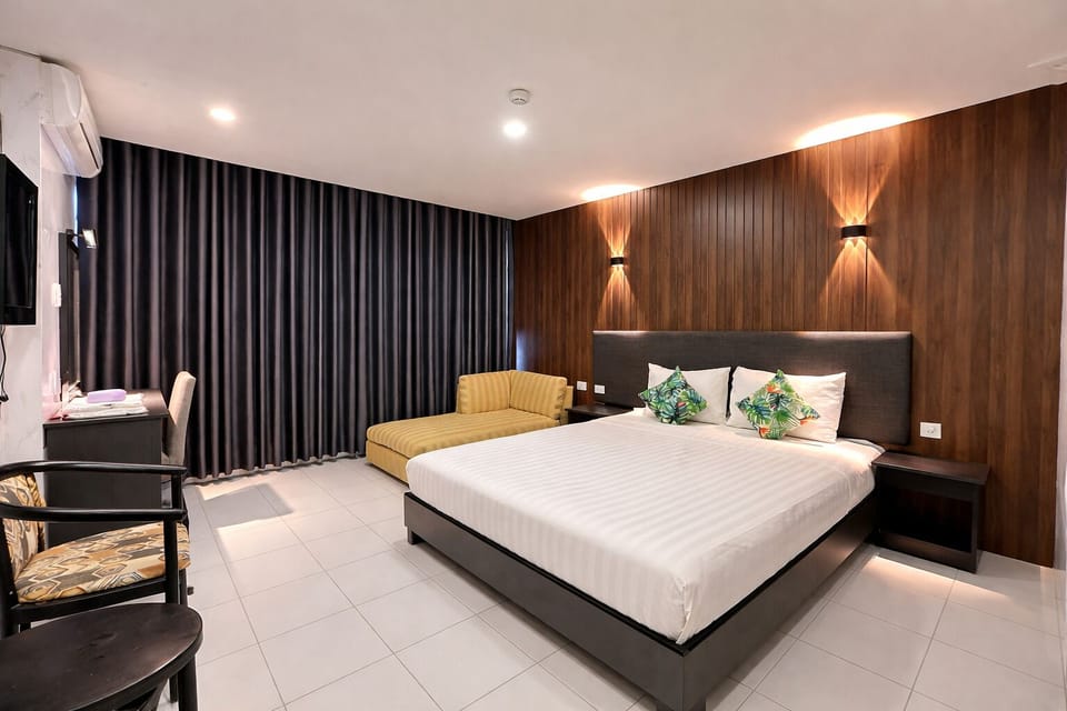 Deluxe Room | Desk, soundproofing, WiFi (free), bed sheets