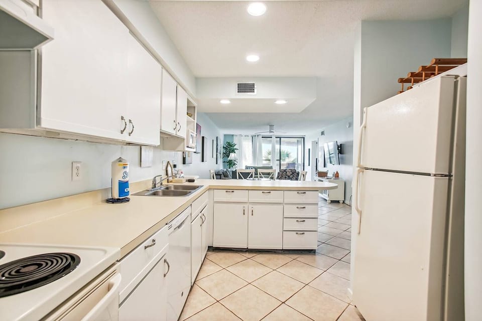 Condo, Multiple Beds, Hot Tub, Ocean View (Hibiscus A201) | Private kitchen