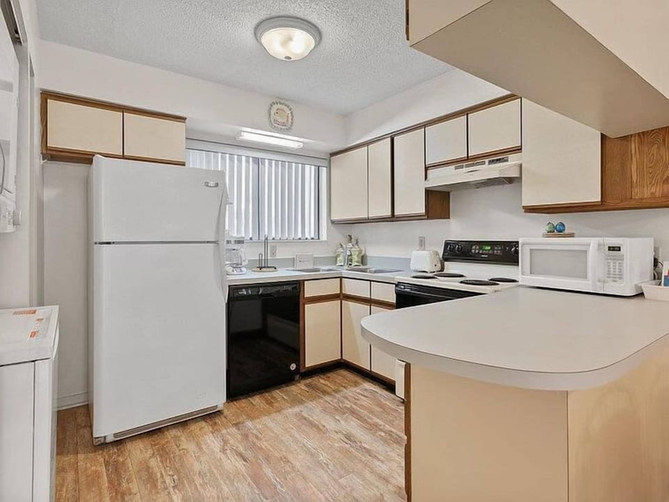 Condo, Multiple Beds, Hot Tub, Ocean View (Hibiscus H204) | Private kitchen